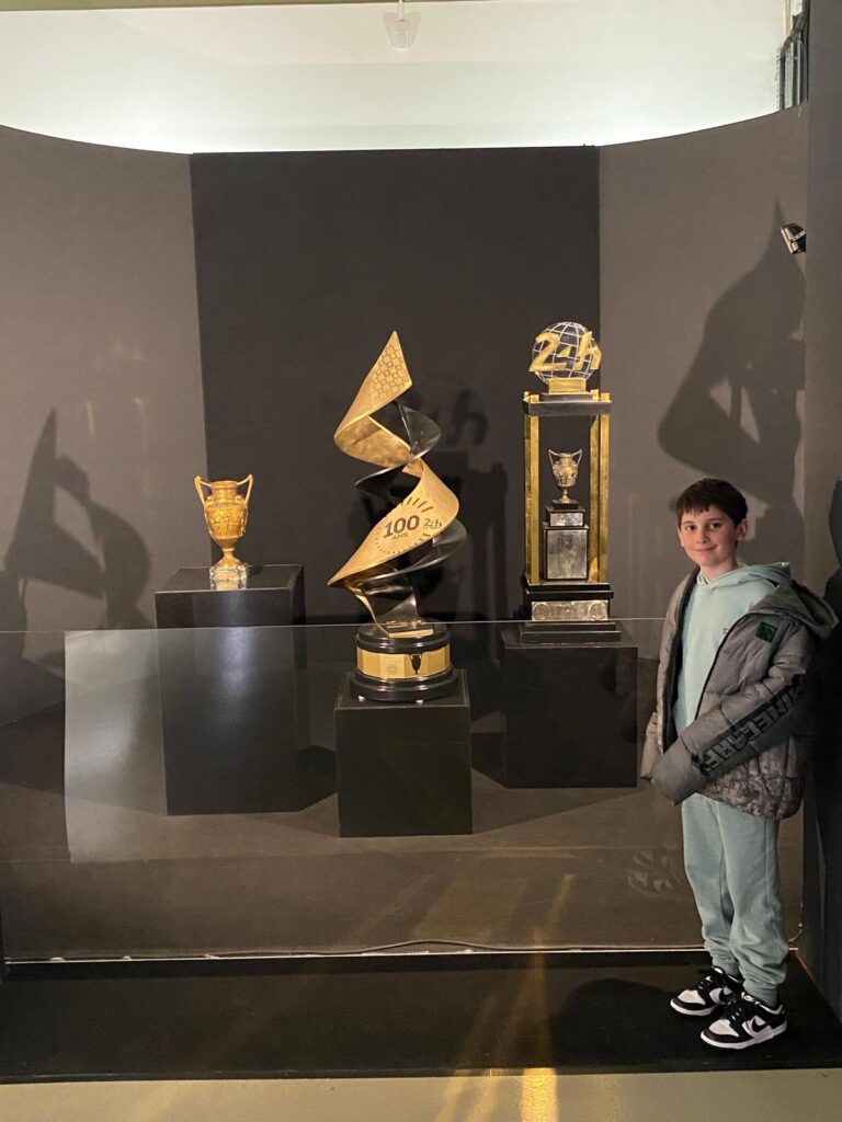 Au musée du Mans avec le trophée des 100 ans